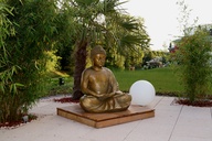 Buddha-Figur auf der Terrasse